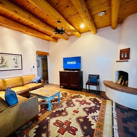 Green Acres 8 Mins From Plaza! *