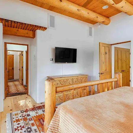 Green Acres 8 Mins From Plaza! *