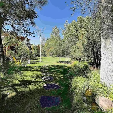 Holiday home Green Acres 8 Mins From Plaza!
