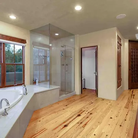 Green Acres 8 Mins From Plaza! Holiday home *