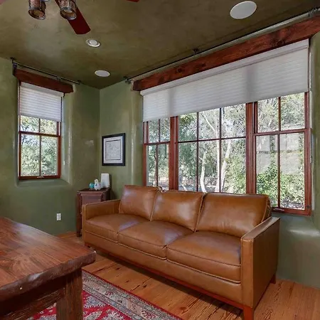 Green Acres 8 Mins From Plaza! Holiday home *