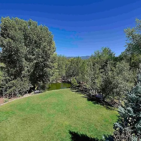 Green Acres 8 Mins From Plaza! *