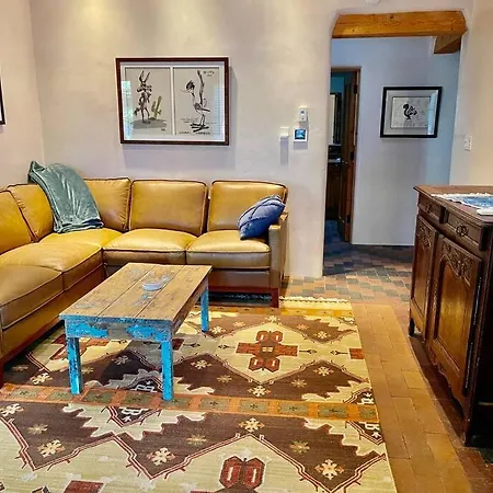 Green Acres 8 Mins From Plaza! *