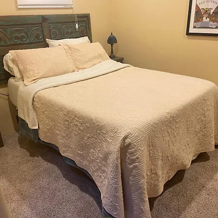 Green Acres 8 Mins From Plaza! *