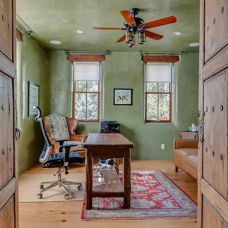 Green Acres 8 Mins From Plaza!