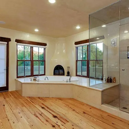 Green Acres 8 Mins From Plaza! *